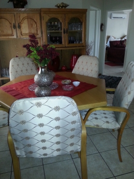 OAK DININGROOM TABLE WITH 5 CHAIRS & WALL UNIT | Junk Mail OAK DININGROOM TABLE WITH 5 CHAIRS & WALL UNIT | Junk Mail
