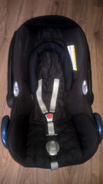 Maxi Cosi Car Seat & Isofix Base Set | Junk Mail Maxi Cosi Car Seat & Isofix Base Set | Junk Mail